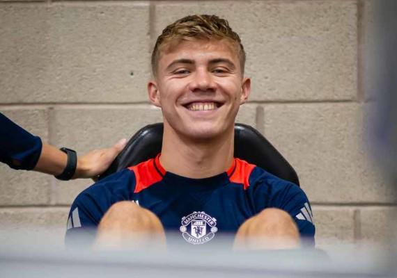 邮报:虽然越来越接近加盟那不勒斯,但霍伊伦仍然想留在曼联